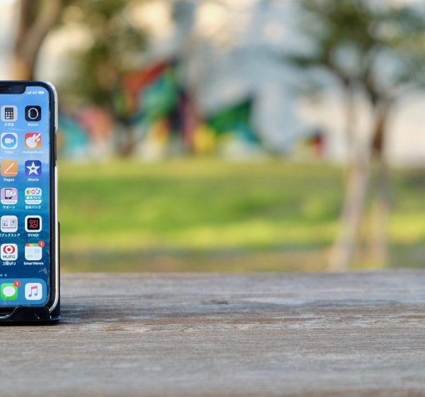 nba虎扑 App 战报速览界面，手机屏幕上呈现图文混排的赛后要点摘要卡片